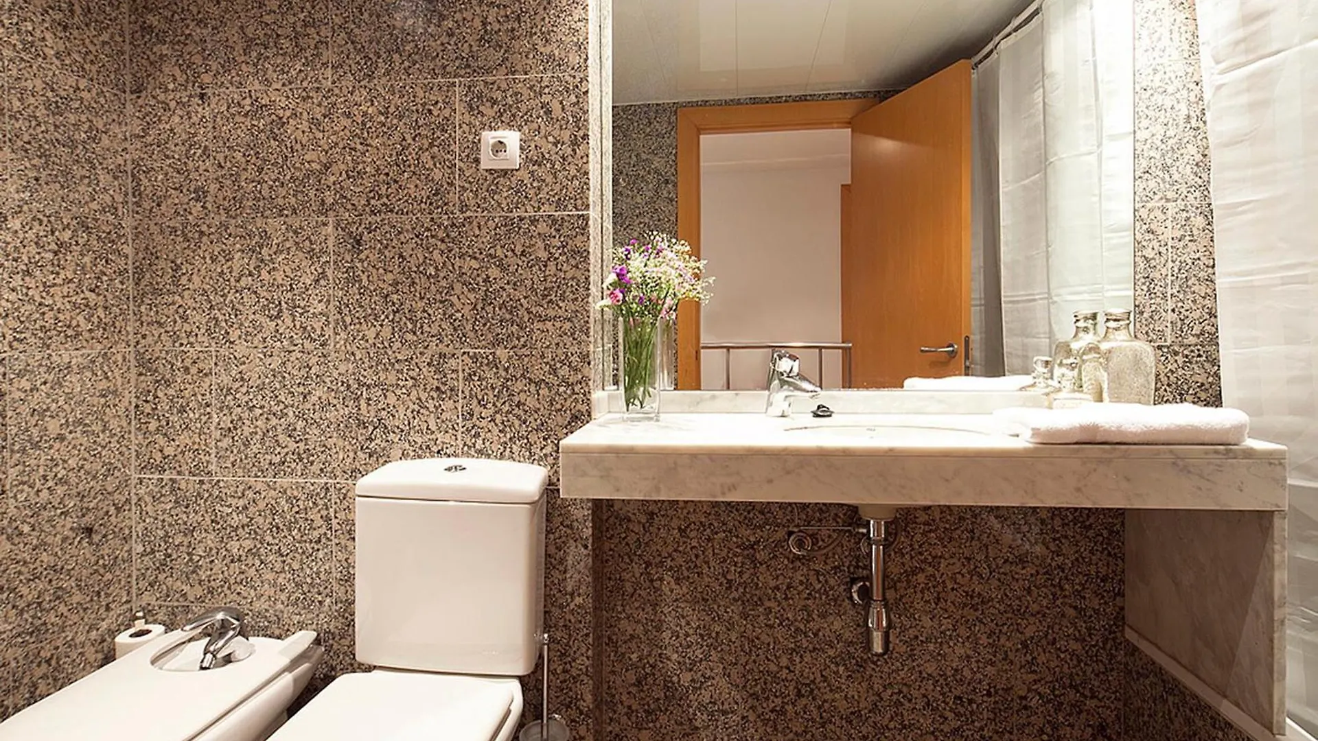 My Space Emirates - Charming Duplex In Barcelona Ideal For Families Or Friends 0*,